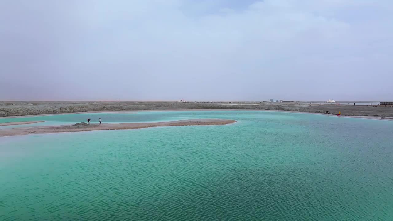 青海大柴旦翡翠湖风景航拍视频素材