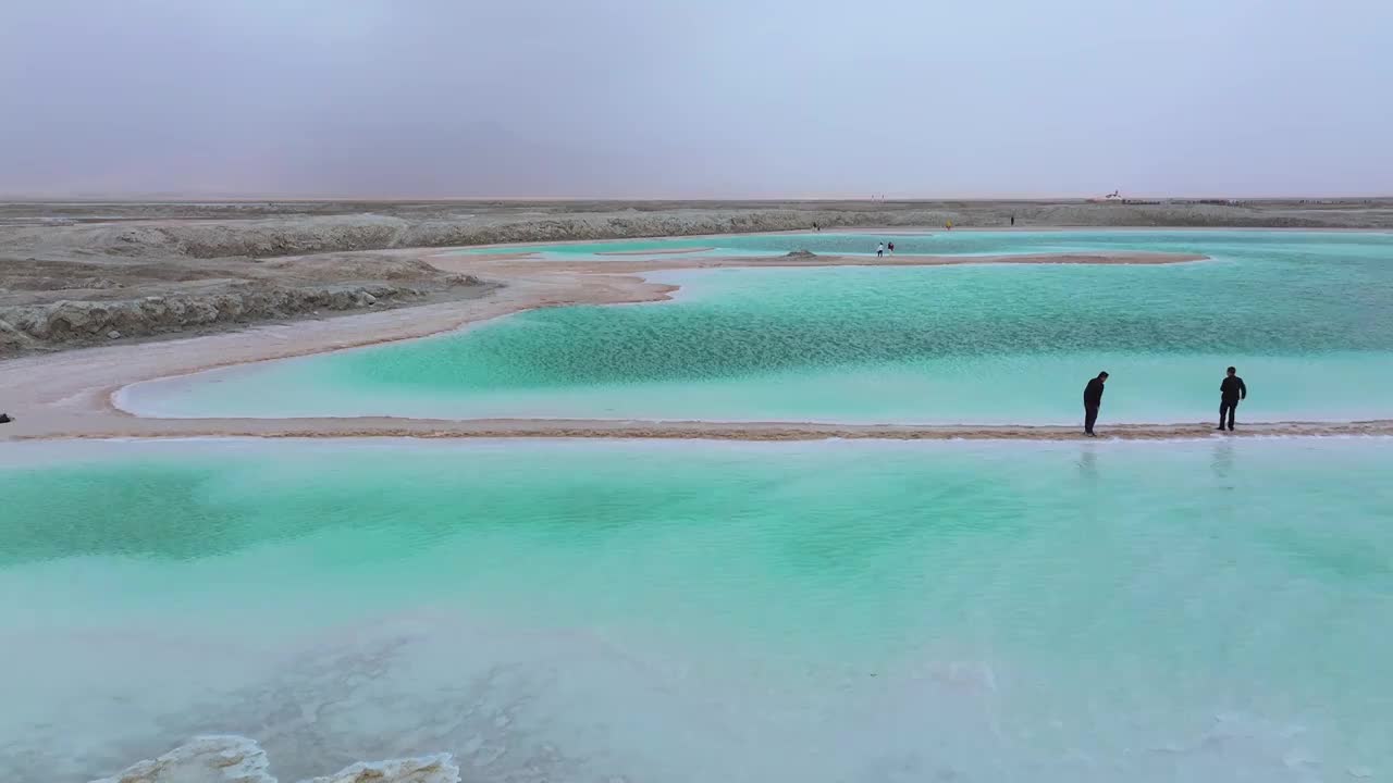 青海大柴旦翡翠湖风景航拍视频素材