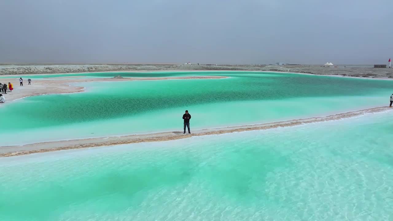 青海大柴旦翡翠湖风景航拍视频素材