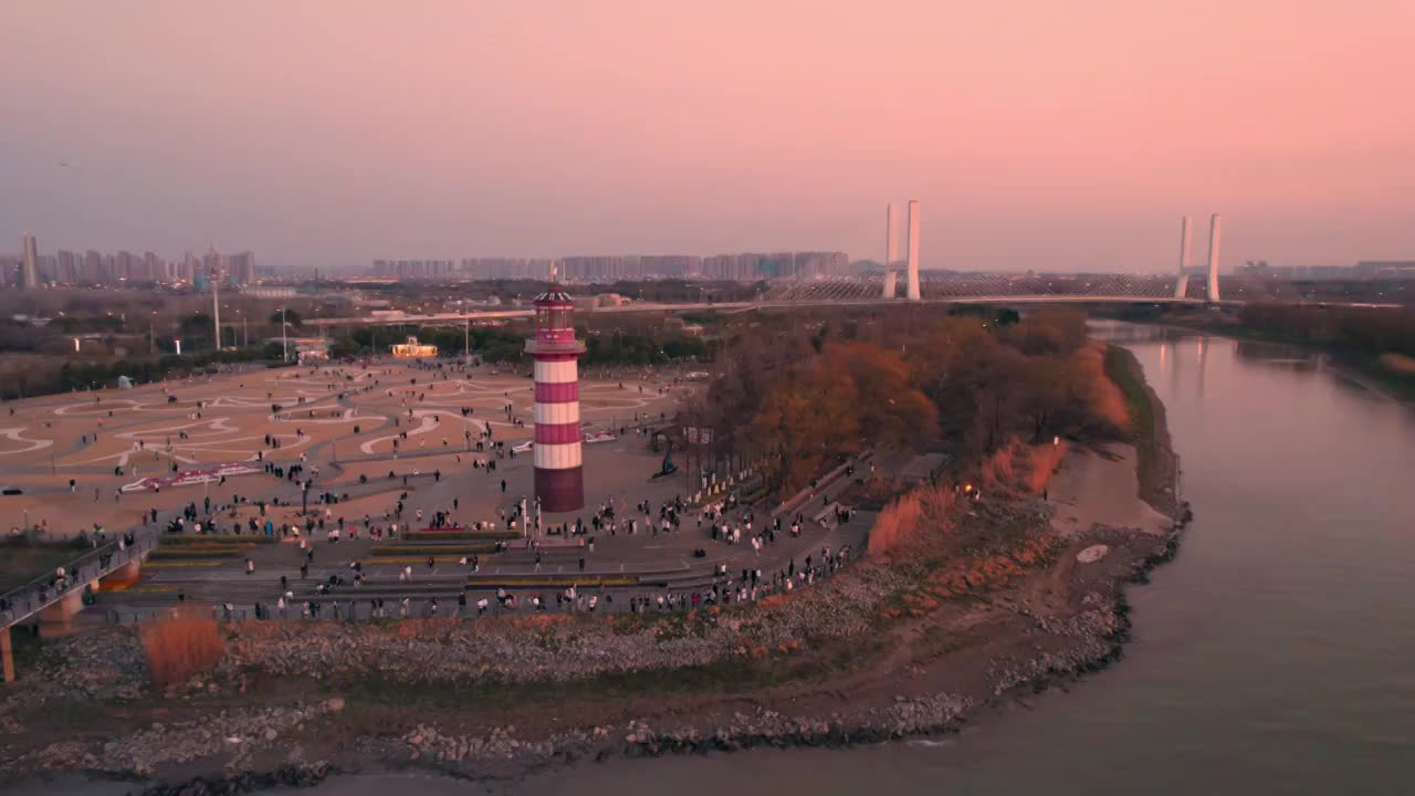 南京鱼嘴湿地公园灯塔晚霞航拍视频下载