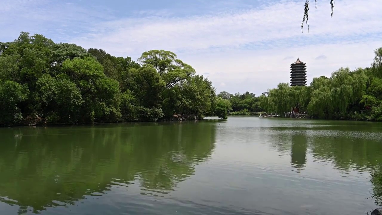 中国北京市北京大学未名湖视频素材