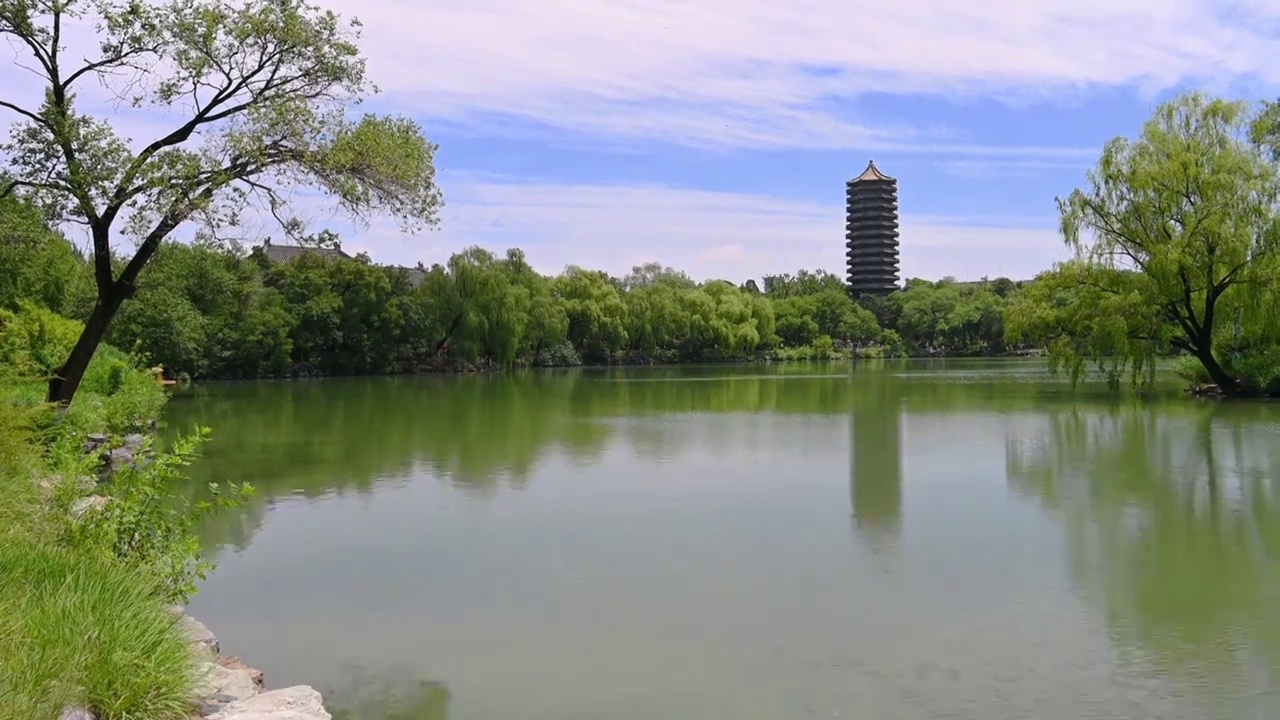 中国北京市北京大学未名湖视频素材