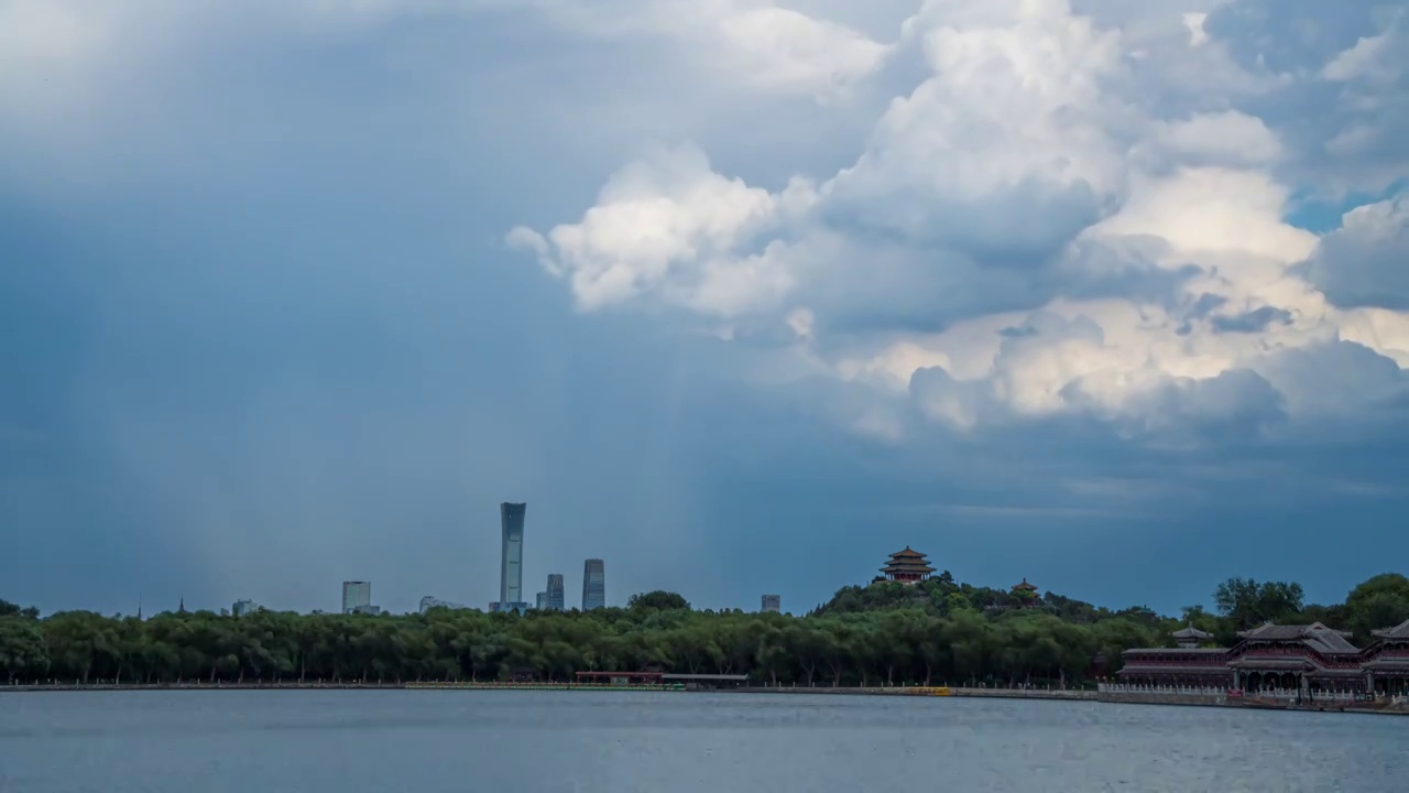 北京城市上空的积雨云延时摄影视频下载