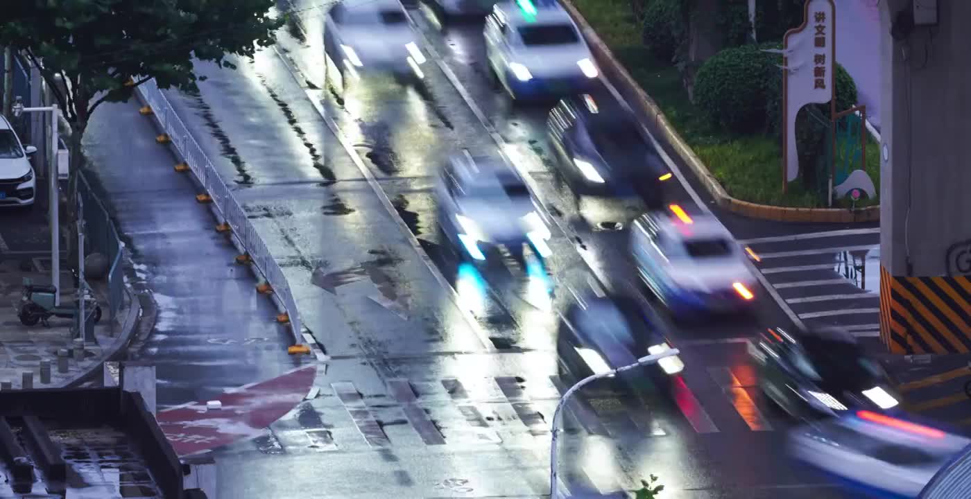 延时摄影城市夜晚交通道路车流视频素材