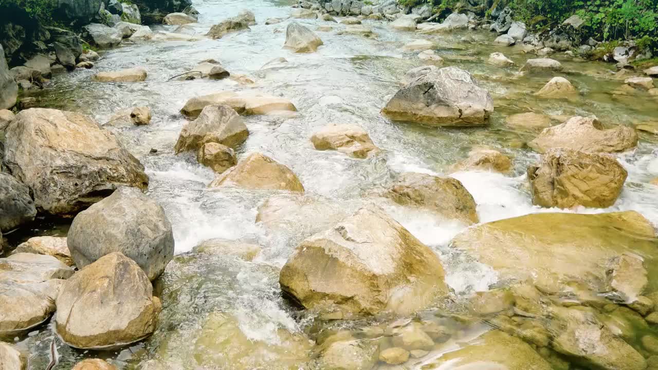 原始森林山谷幽静野外溪流潺潺流水浑然天成泉水涓流清澈无比纯净溪流夏日清凉流水原始清澈山涧自然风光视频素材