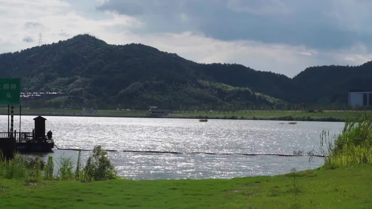 山下波光粼粼的湖面视频素材