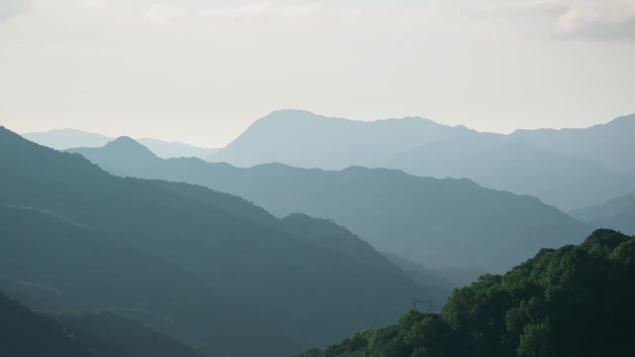 傍晚日光照在黄山区山谷视频素材