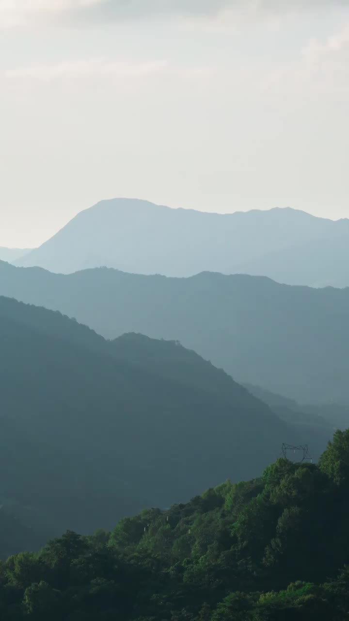 傍晚日光照在黄山区山谷竖屏视频素材