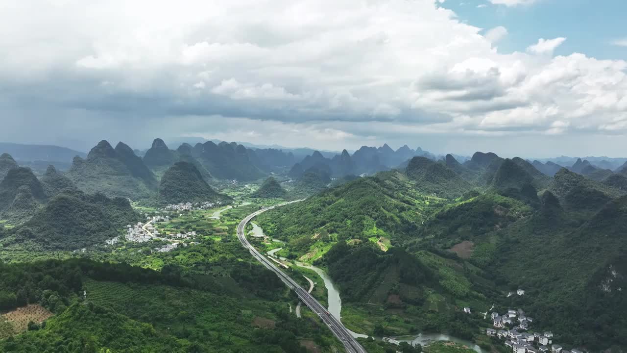 蓝天白云阳光下桂林喀斯特山峰间的高速公路视频素材