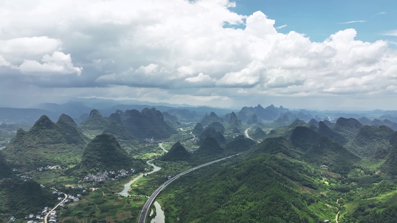 蓝天白云阳光下桂林喀斯特山峰间的高速公路视频素材