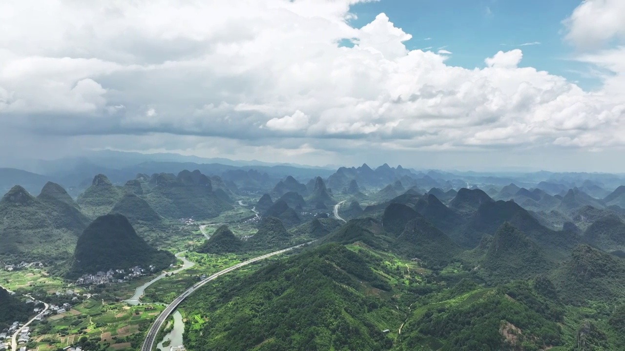 蓝天白云阳光下桂林喀斯特山峰间的高速公路视频素材