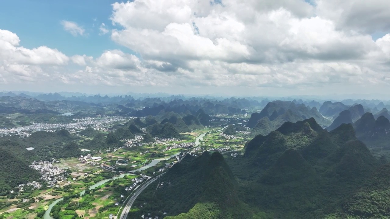 蓝天白云阳光下桂林喀斯特山峰间的高速公路视频素材