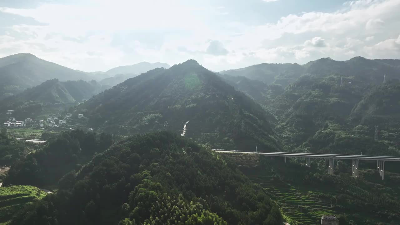 蓝天白云阳光下桂林山区的高速公路大桥视频素材