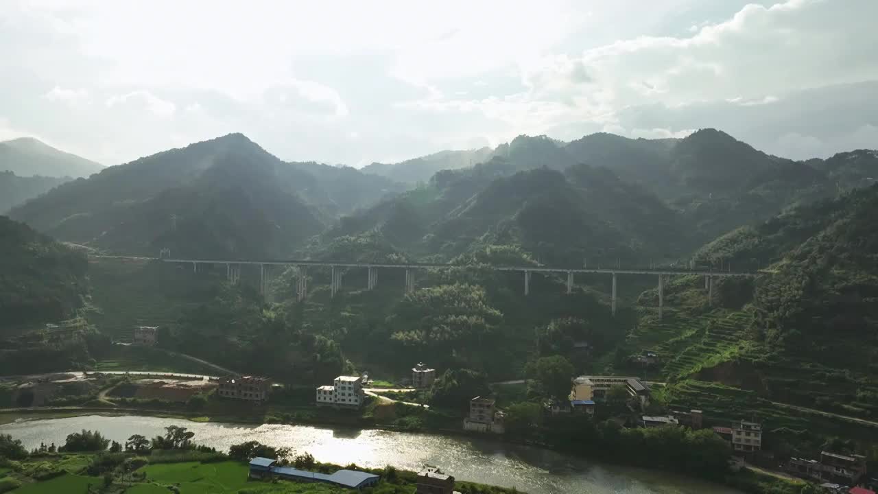 早晨阳光下桂林山区的高速公路大桥视频素材