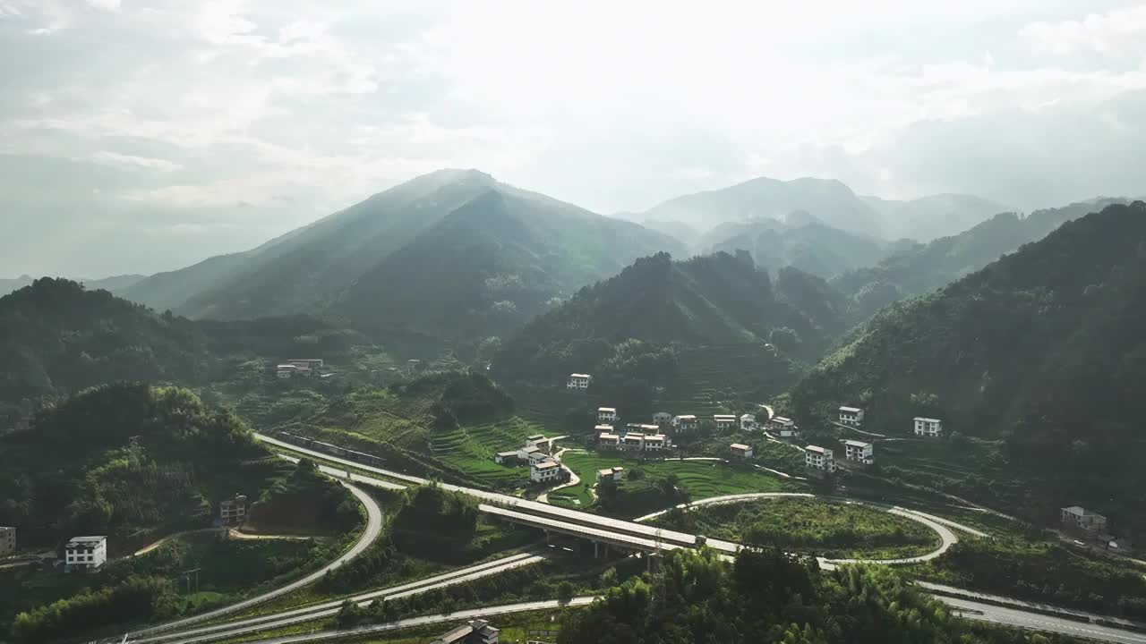 早晨阳光下桂林大山里的高速公路立交桥视频素材