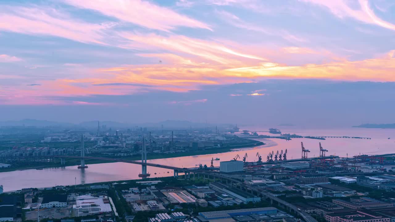 宁波北仑工业区 宁波港大榭二桥日转夜延时视频素材