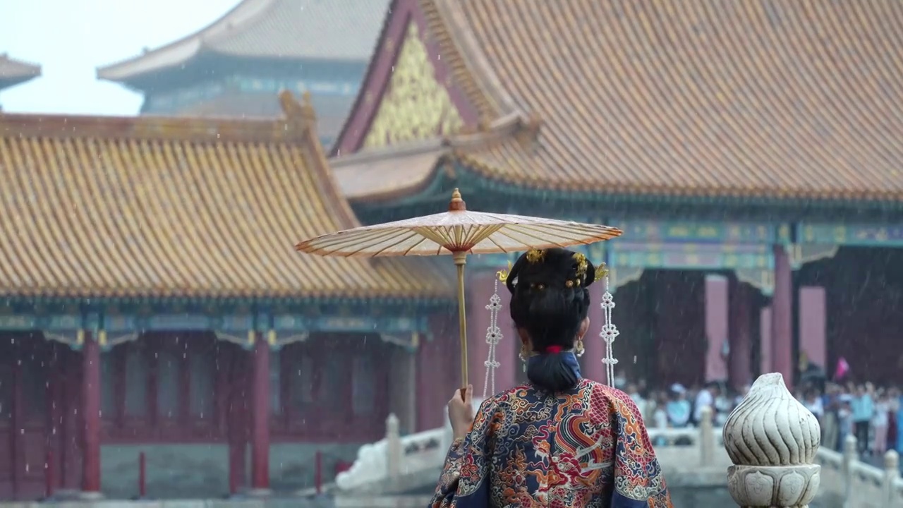 古装美女下雨天撑油纸伞在故宫升格慢镜头视频下载