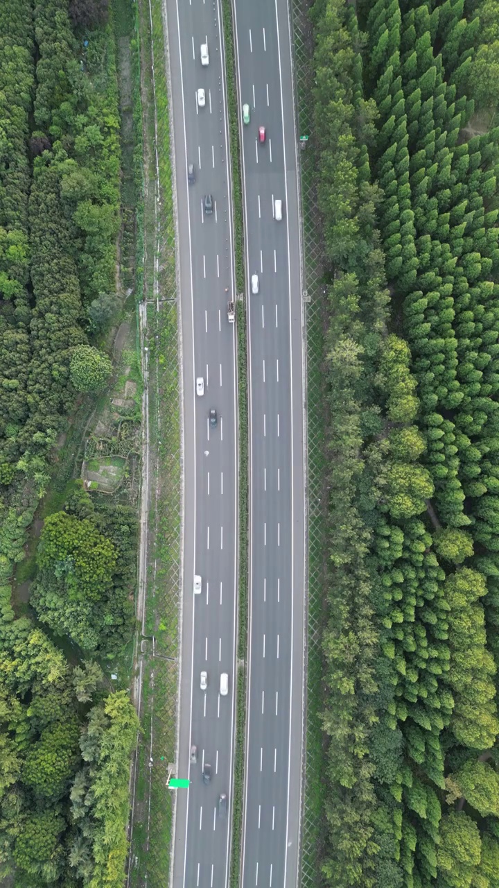 航拍成都郫都区：成灌高速路上的车流与施工车辆视频素材