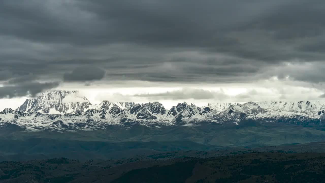 川西高原上雅拉雪山和贡嘎山的乌云雨雾延时视频下载