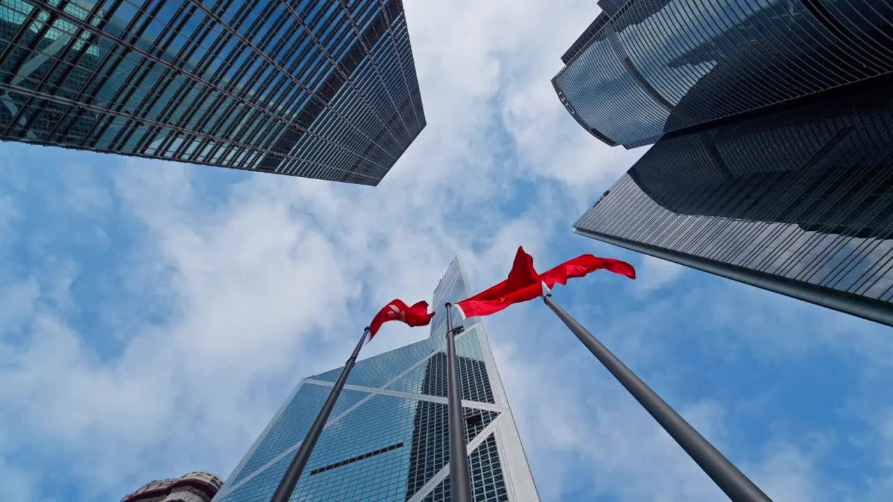 仰拍香港写字楼蓝天白云旗帜视频素材