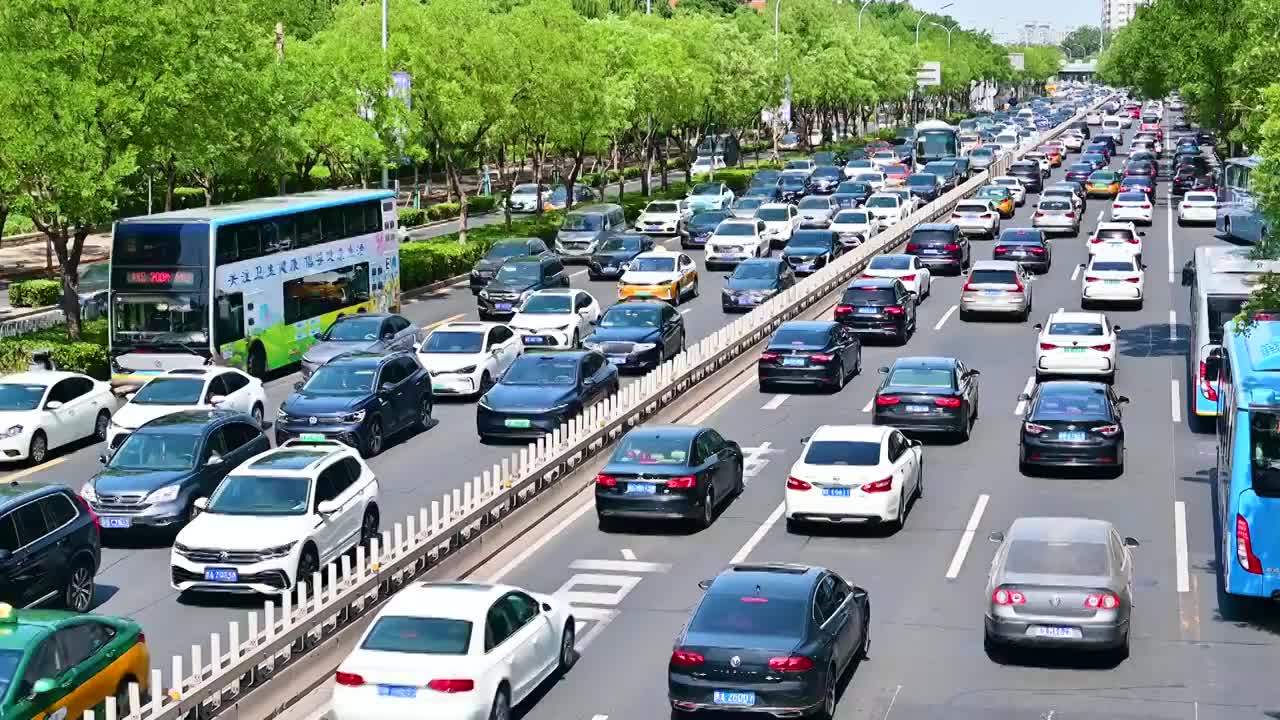 北京二环路夏天拥堵的车流炙热太阳堵车视频素材