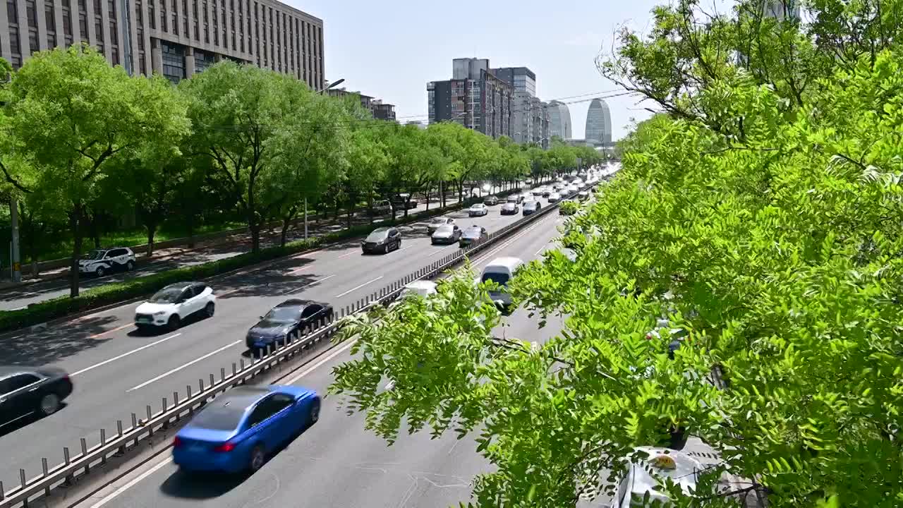 北京二环路夏天拥堵的车流炙热太阳堵车视频素材