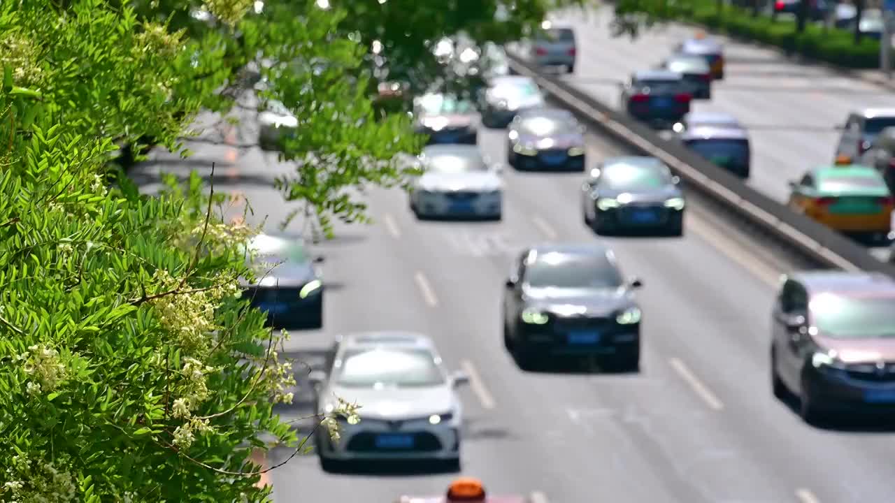 北京二环路夏天拥堵的车流炙热太阳堵车视频素材