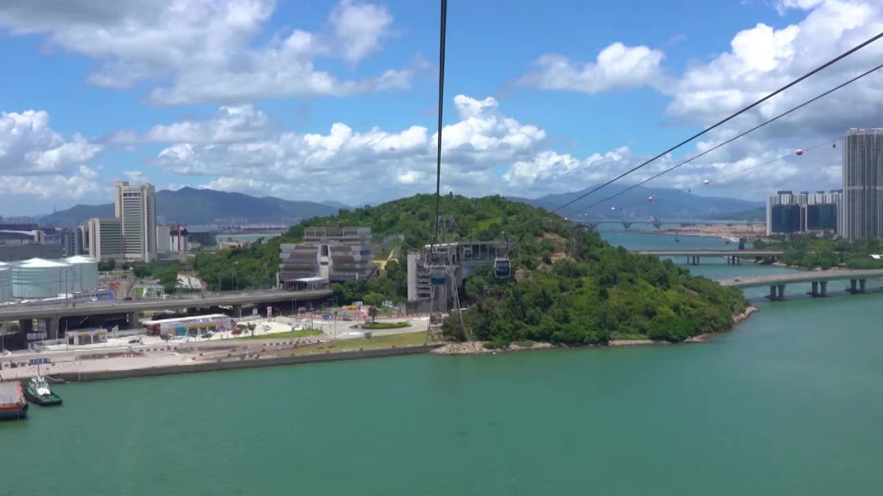 香港离岛夏季海洋区域山海缆车实时景观视频素材