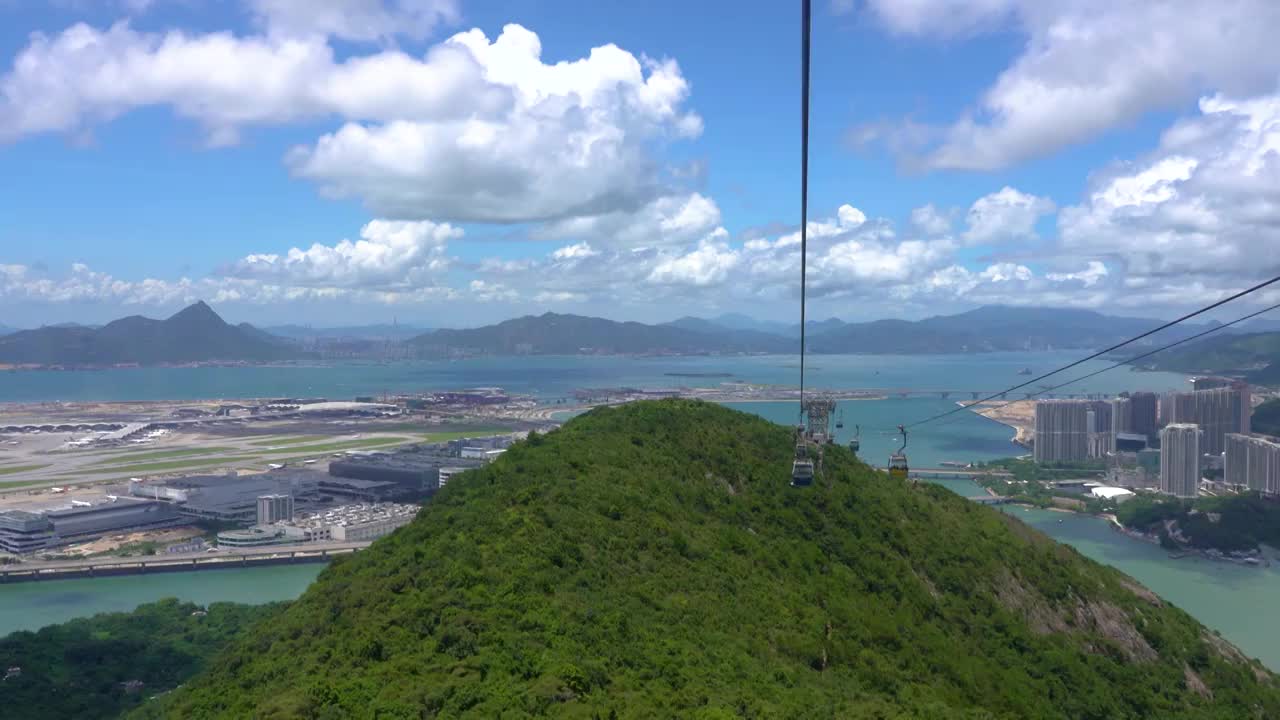 香港离岛夏季海洋区域山海缆车实时景观视频素材