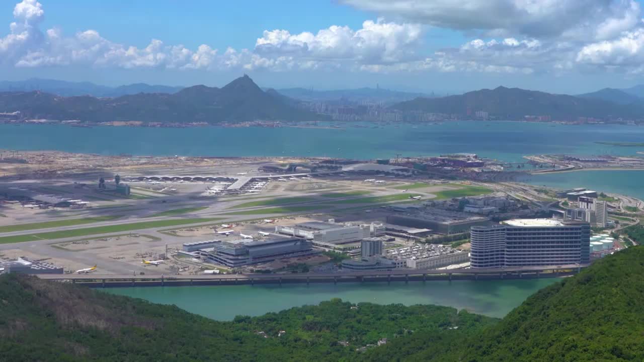 香港山顶俯瞰海边机场视频素材