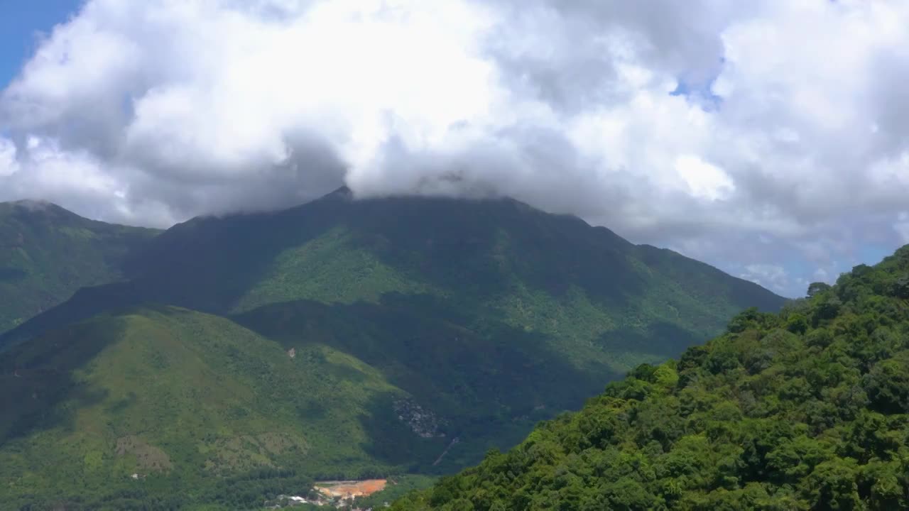 青山蓝天白云森林水平视角移动视频素材