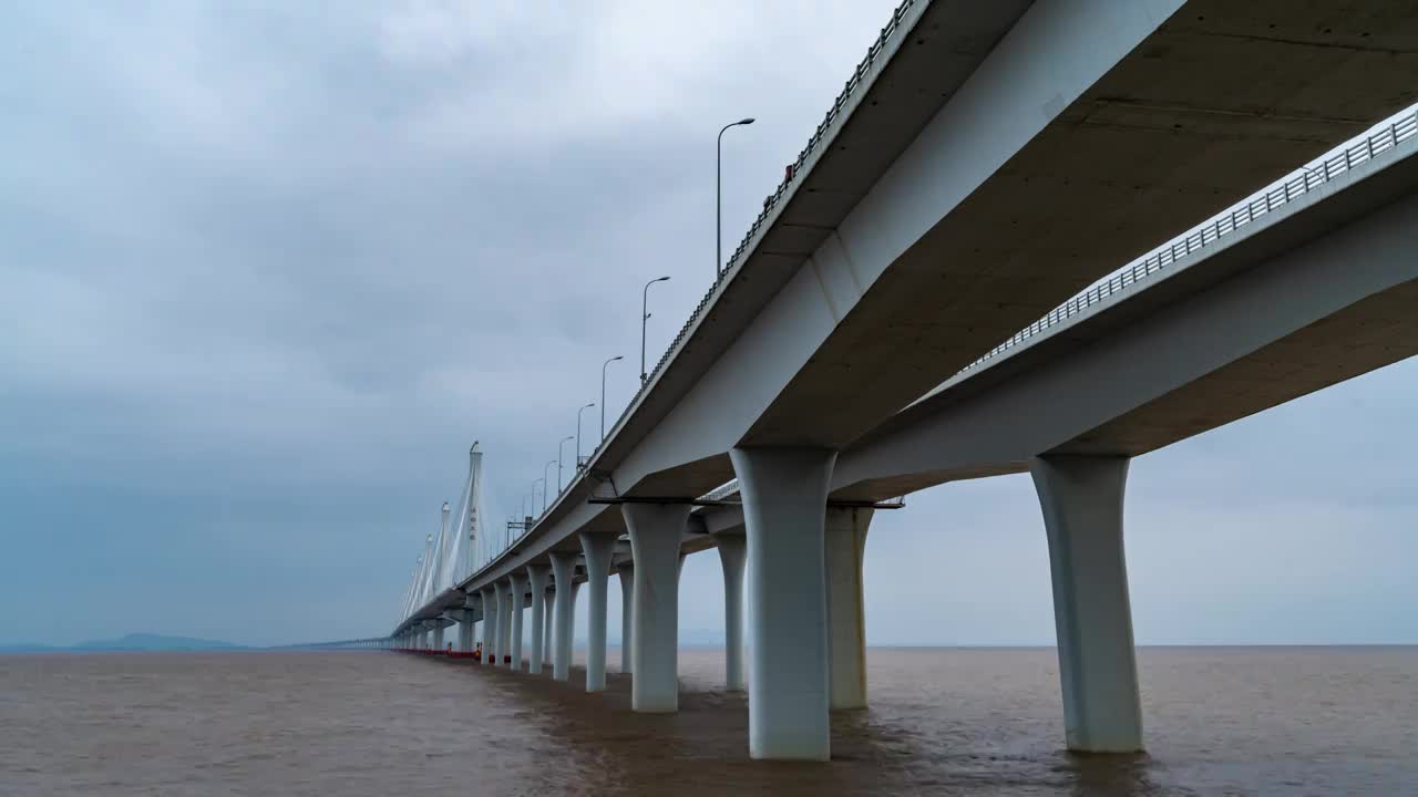 浙江嘉兴嘉绍大桥日转夜延时视频素材