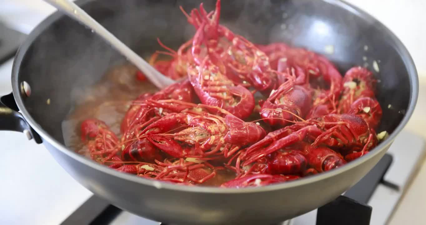 美味夜宵小龙虾烹饪视频素材