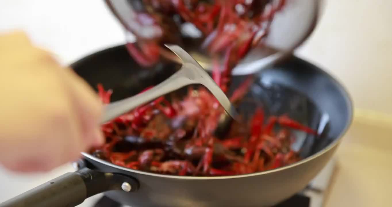 美味夜宵小龙虾烹饪视频素材