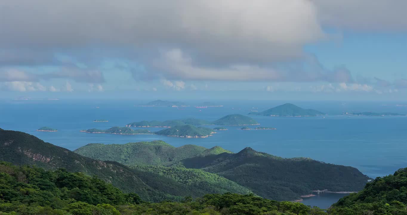 夏季港珠澳离岛群岛蓝天白云高视角俯拍海洋风光视频素材