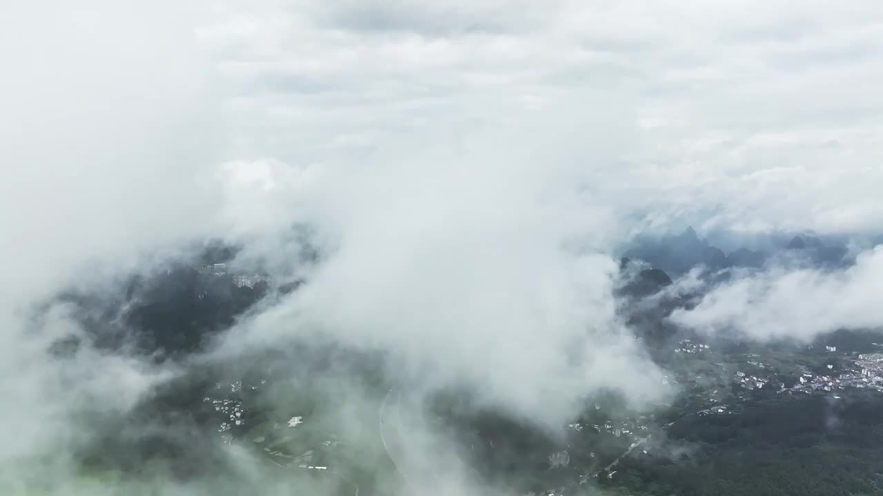 云雾缭绕的喀斯特山谷中穿行的高速公路视频素材