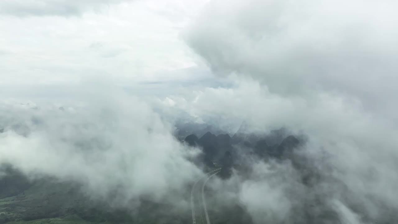 云雾缭绕的喀斯特山谷中穿行的高速公路视频素材