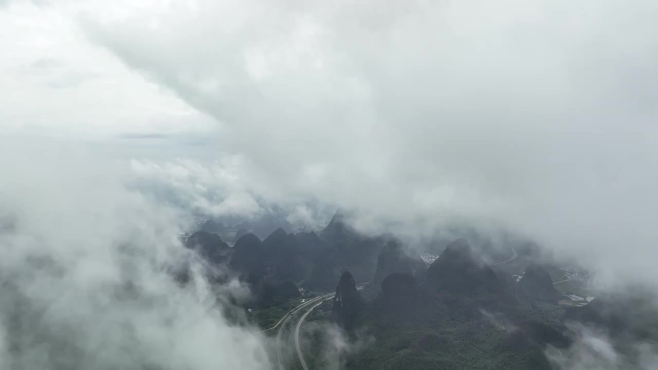 云雾缭绕的喀斯特山谷中穿行的高速公路视频素材