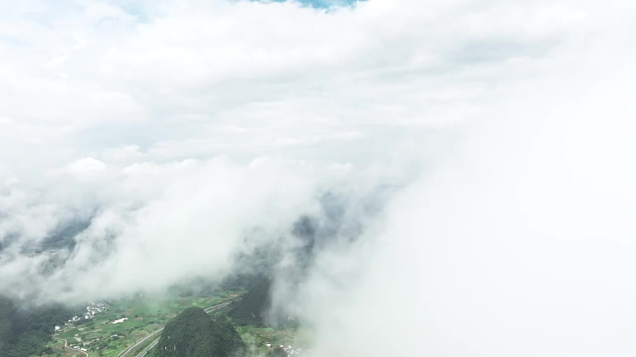 云雾缭绕的喀斯特山谷中穿行的高速公路视频素材