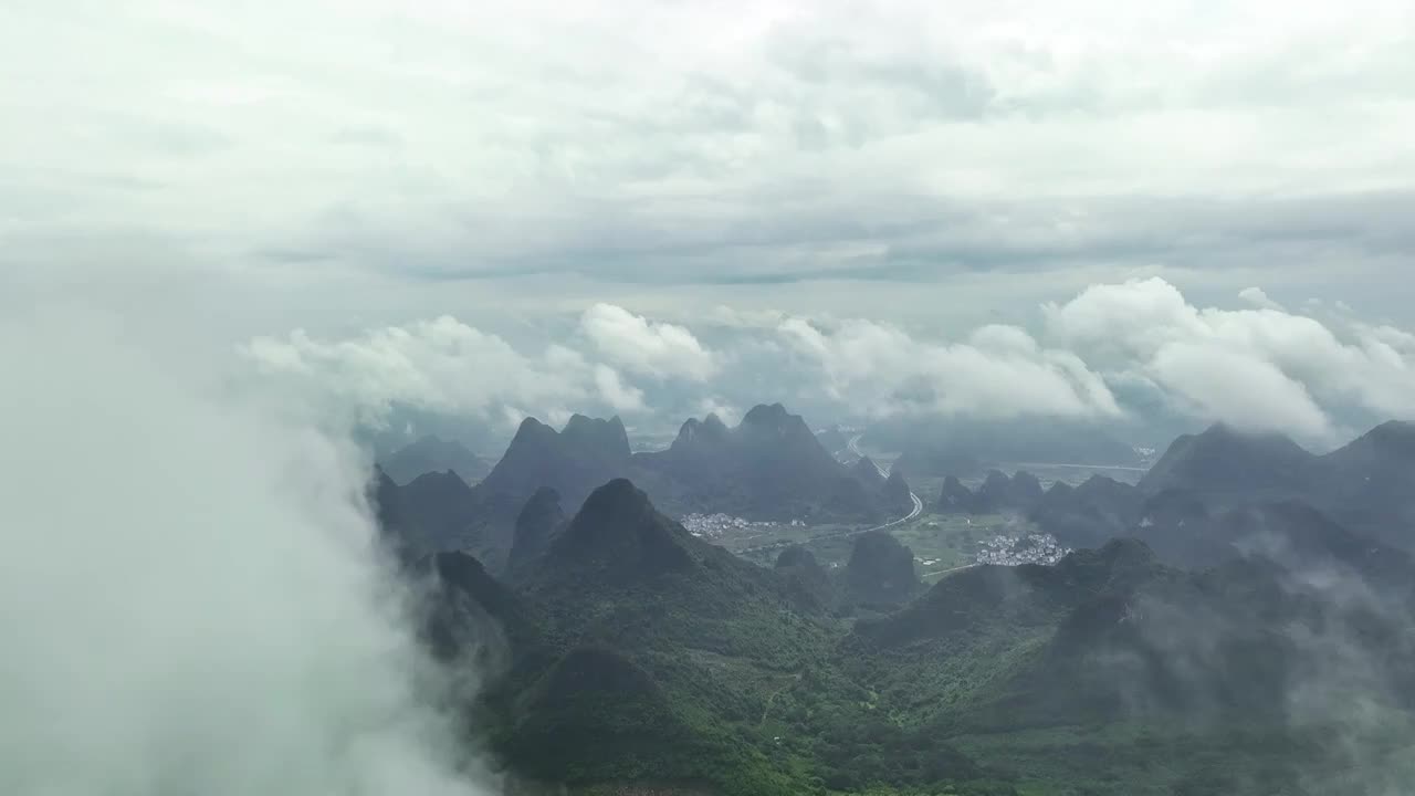 云雾缭绕的喀斯特山谷中穿行的高速公路视频素材