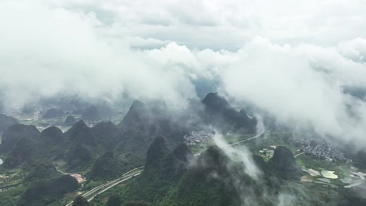 云雾缭绕的喀斯特山谷中穿行的高速公路视频素材