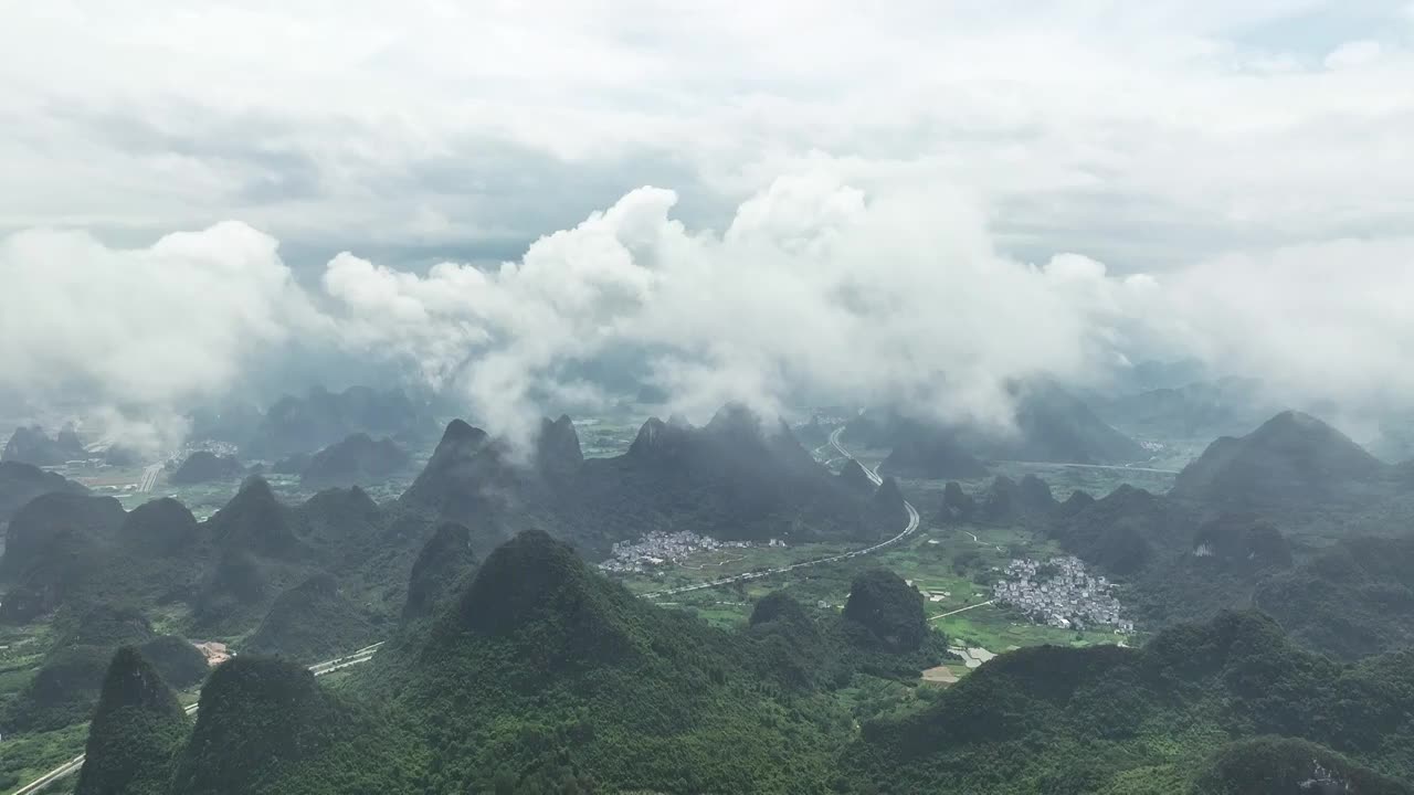 云雾缭绕的喀斯特山谷中穿行的高速公路视频素材