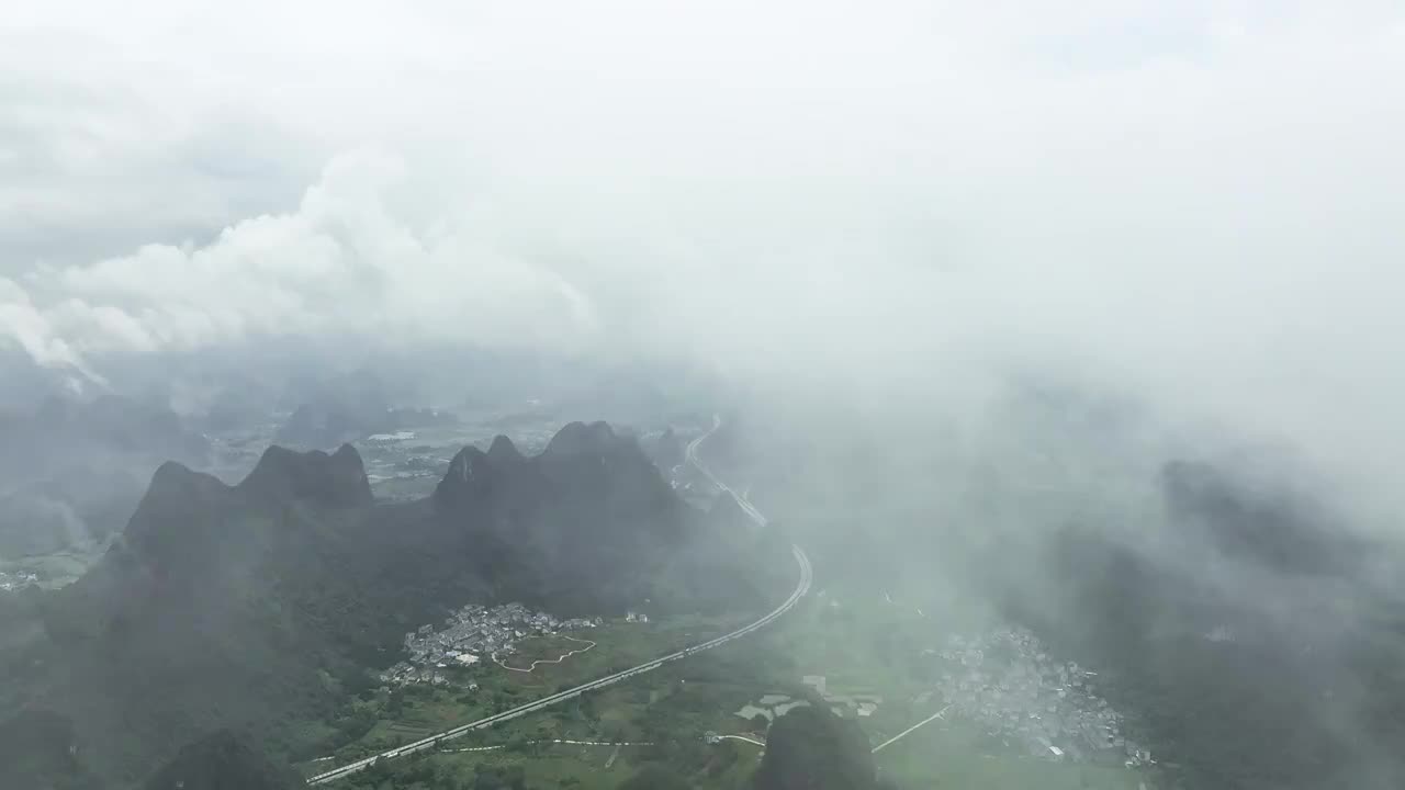 云雾缭绕的喀斯特山谷中穿行的高速公路视频素材