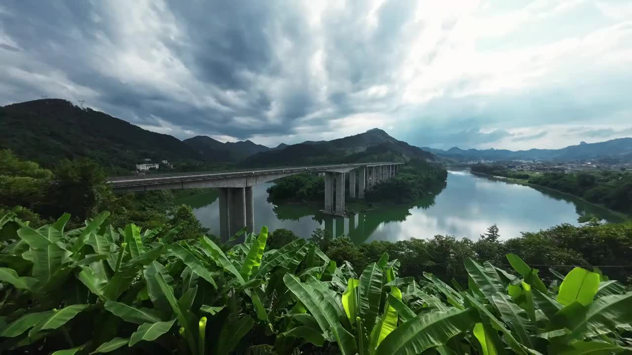 日落时分横跨漓江的高速公路大桥视频素材