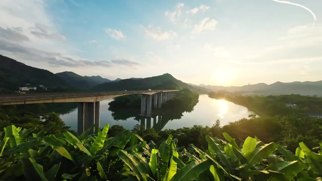 日落时分横跨漓江的高速公路大桥视频素材