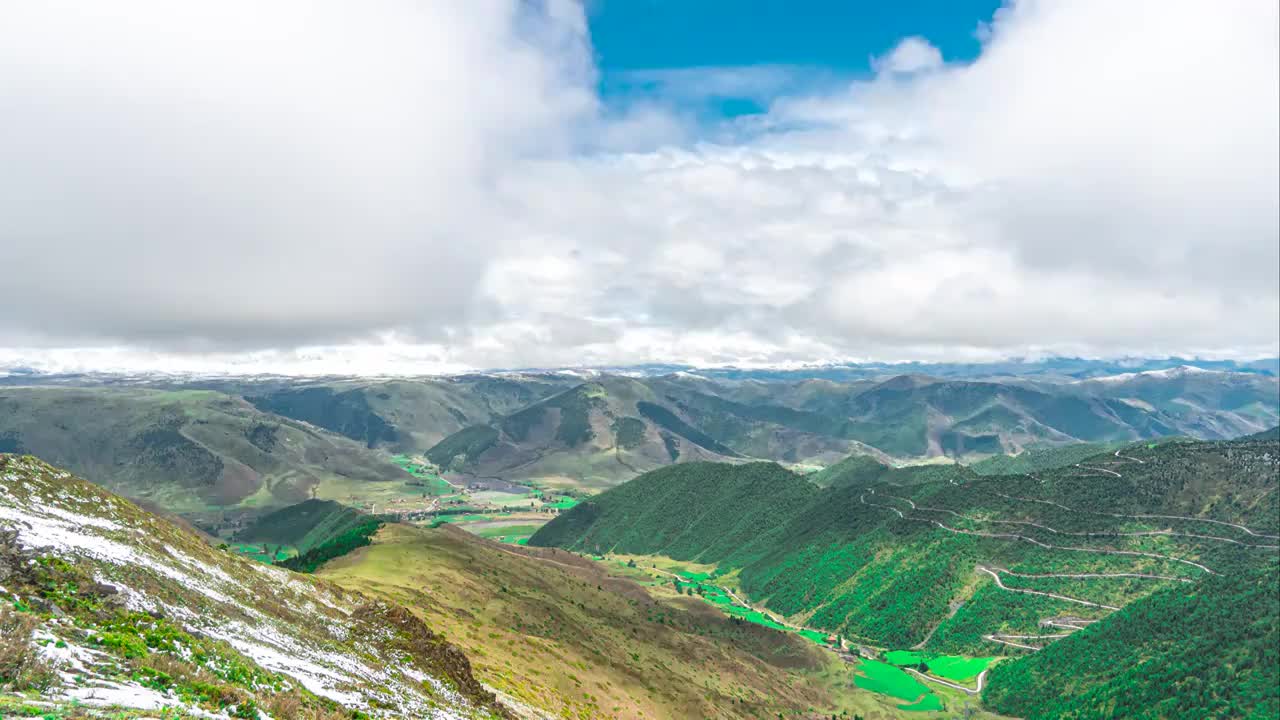 四川甘孜川西高原雪山山谷蓝天白云自然风光视频素材