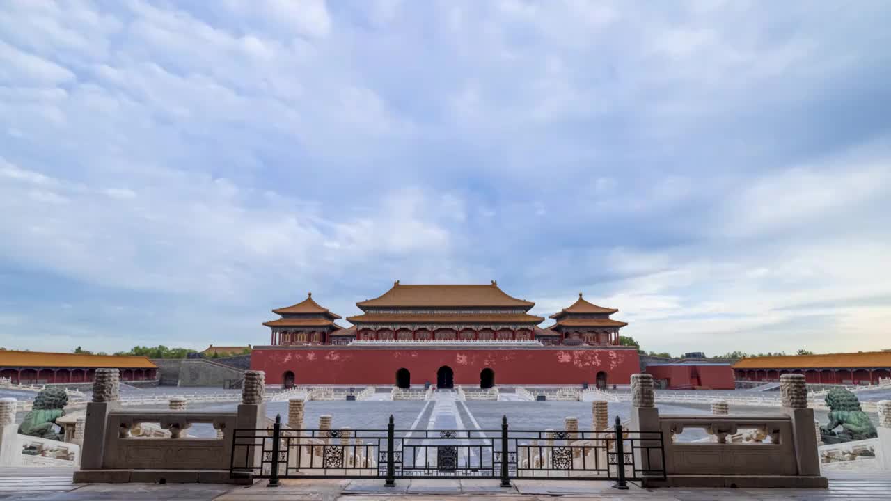 傍晚多云天气北京故宫午门云层和光影延时视频素材