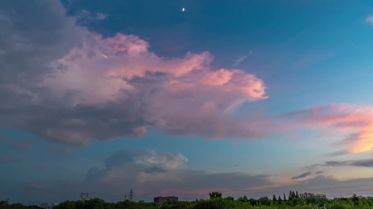 晚霞积雨云闪电月亮天空视频素材