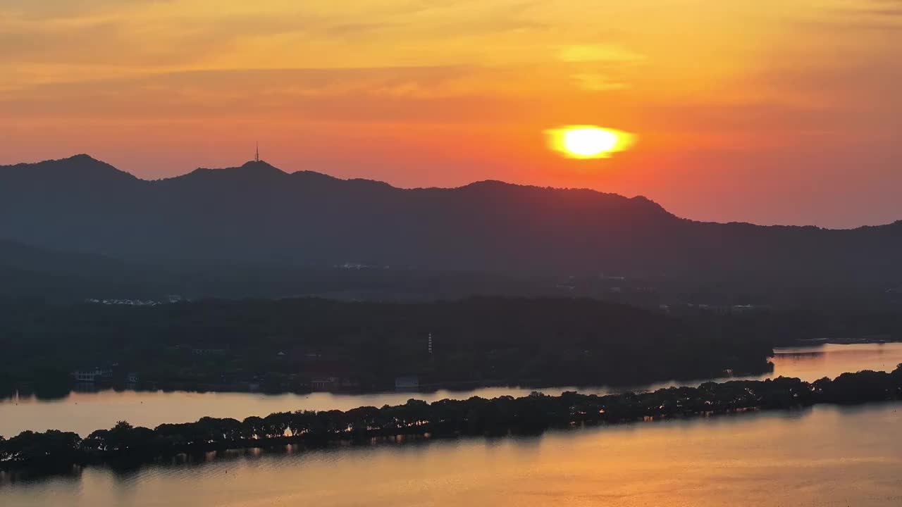 中国杭州西湖苏堤夏日红烧云视频素材