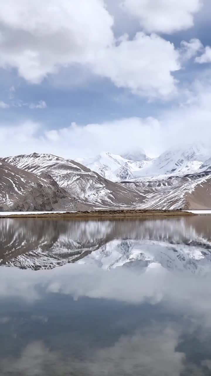 卡拉库里湖，公格尔九别峰，湖面上雪山的倒影视频素材